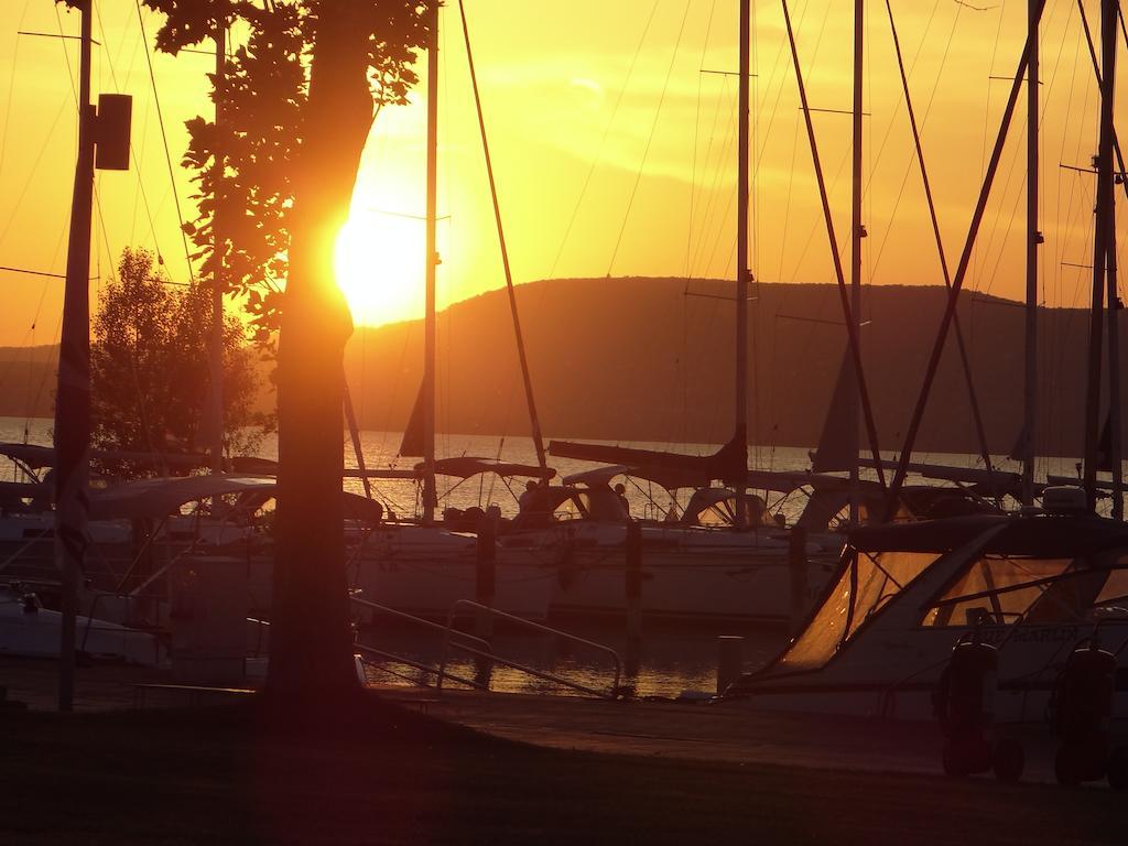 Bl Bavaria Yachtclub & Apartments Balatonlelle Luaran gambar