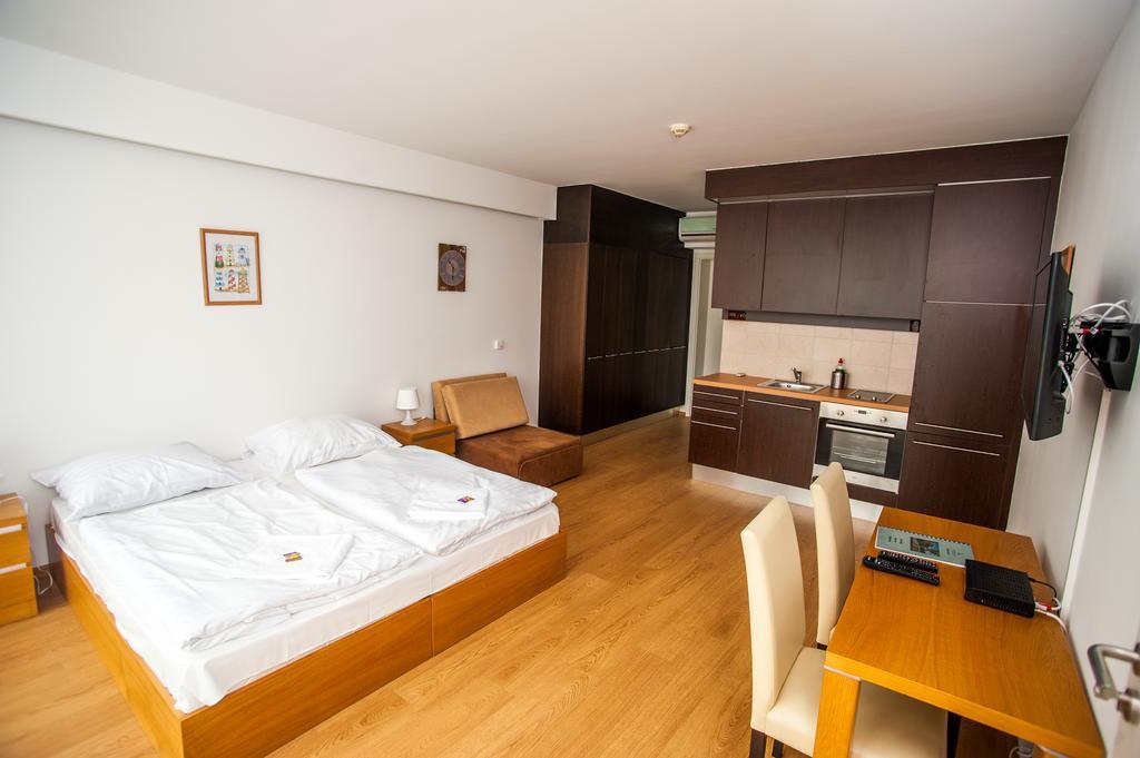 Bl Bavaria Yachtclub & Apartments Balatonlelle Bilik gambar