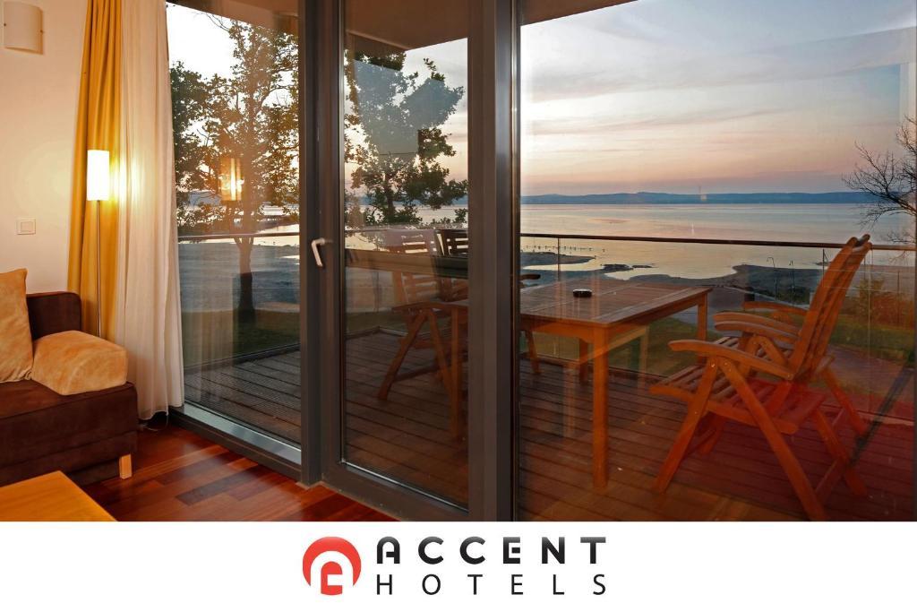 Bl Bavaria Yachtclub & Apartments Balatonlelle Bilik gambar